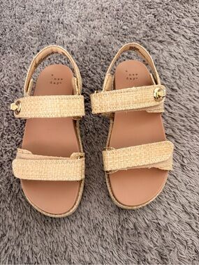 Women’s Tanner sandals with memory foam insole.
